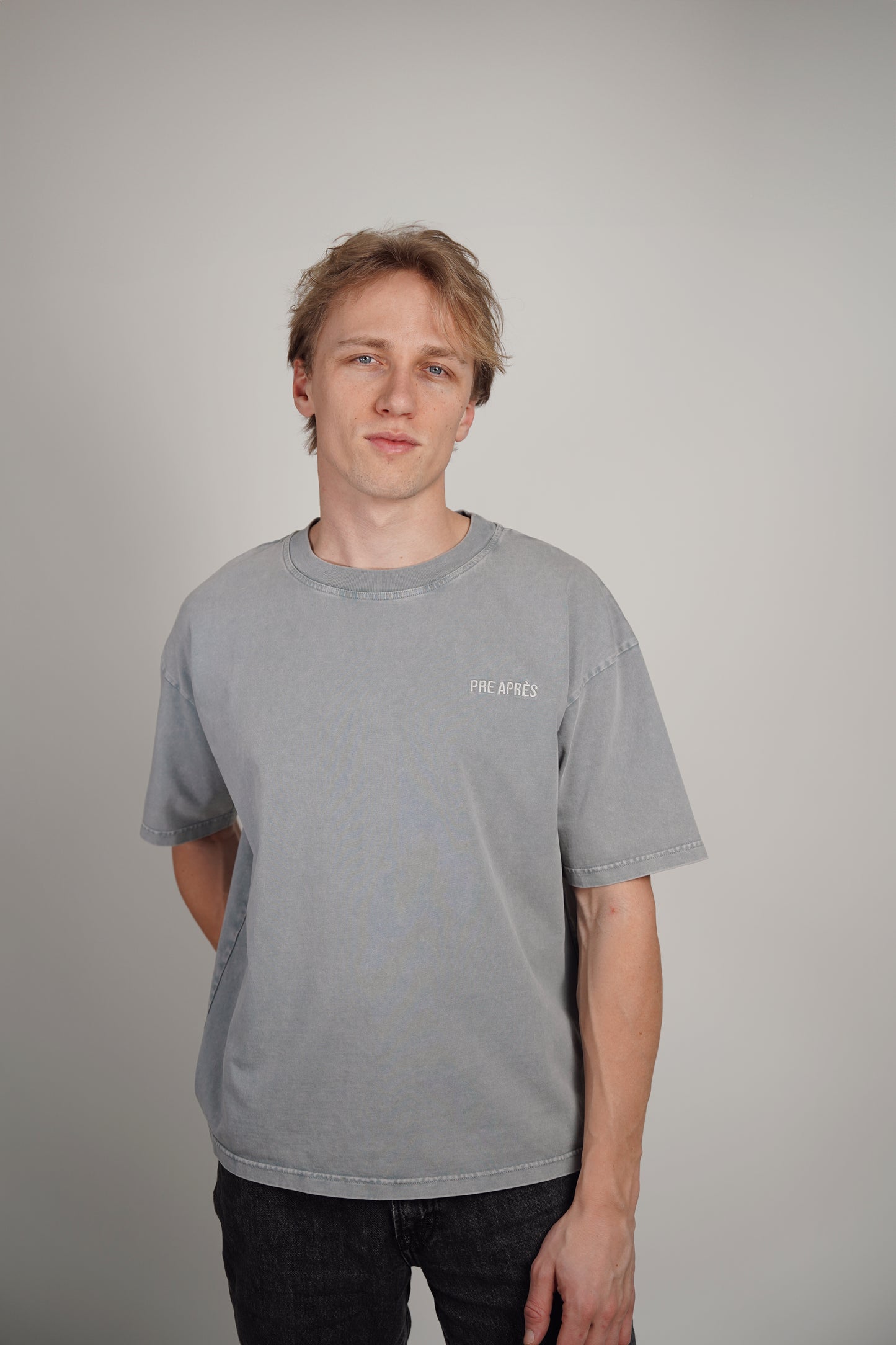 fremsiden av en blå t skjorte med en liten logo på brystet