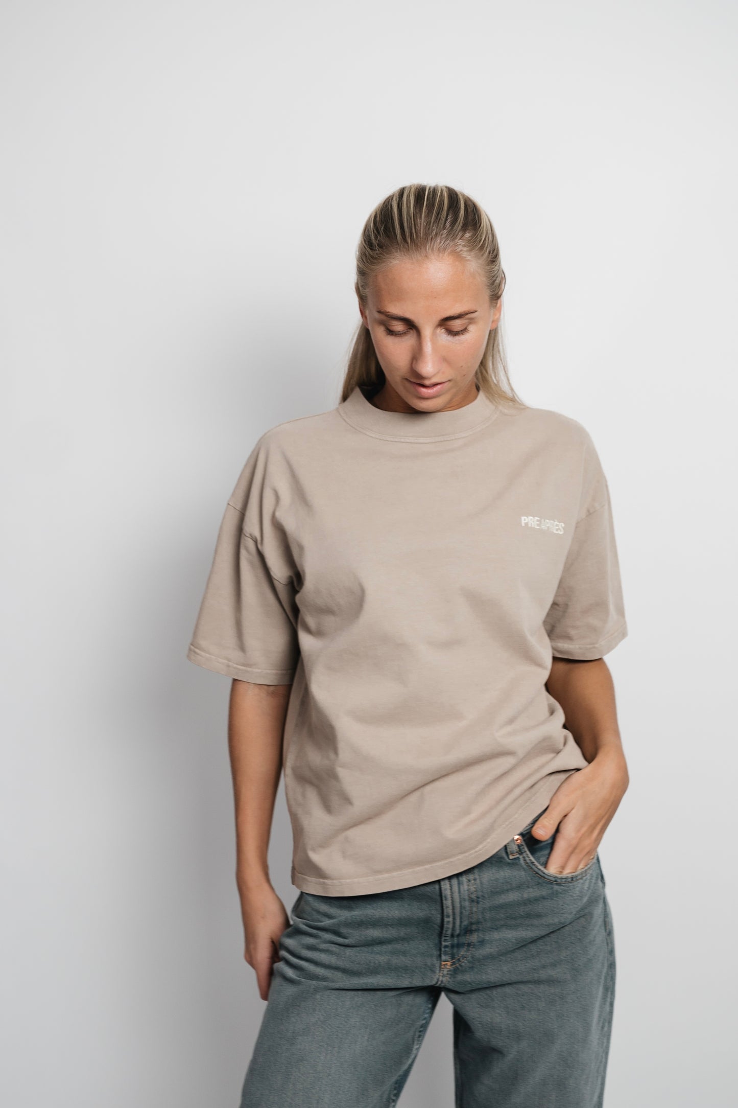 kvinnelig modell med brun t skjorte med hvit skrift på brystet