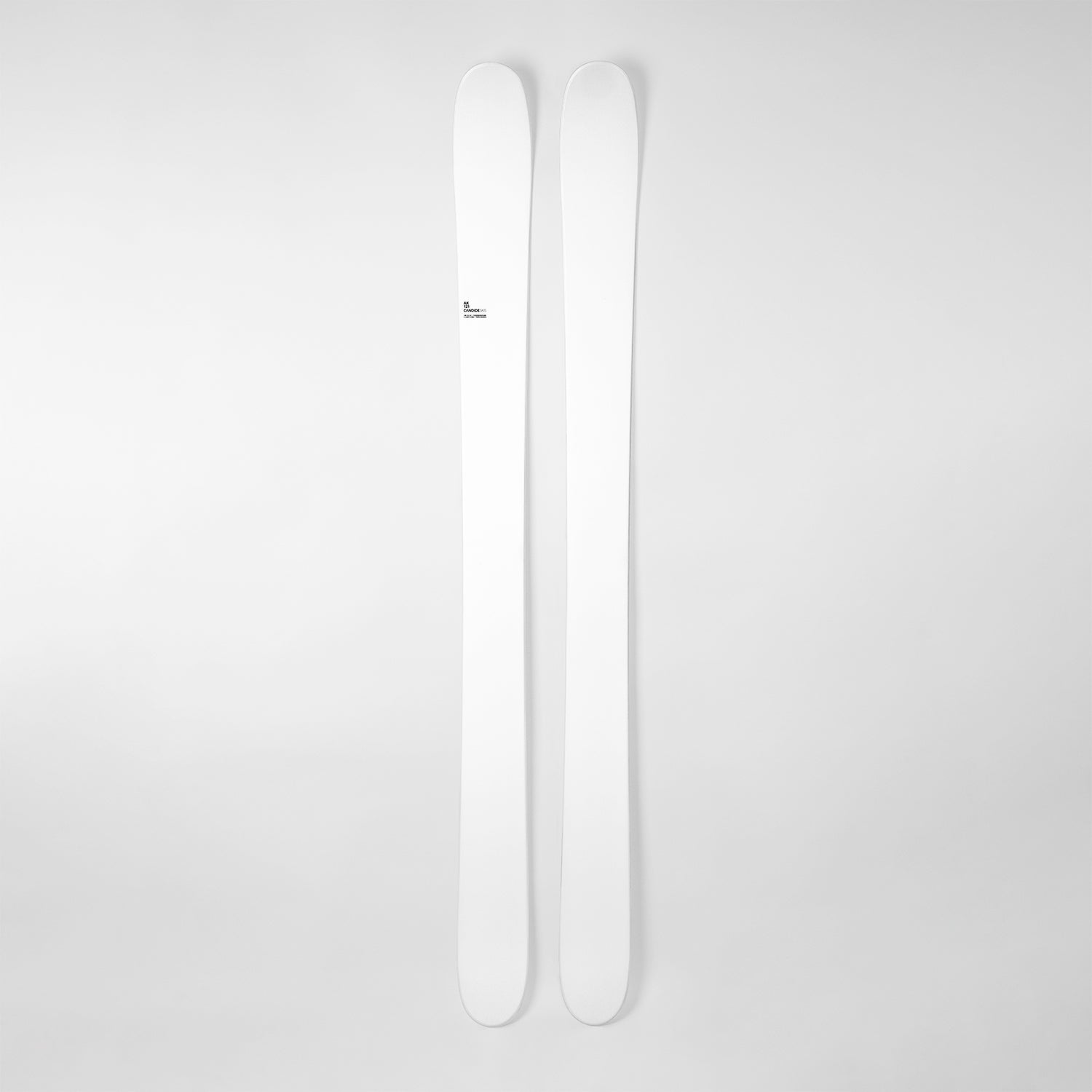 Hvite ski på hvit bakgrunn