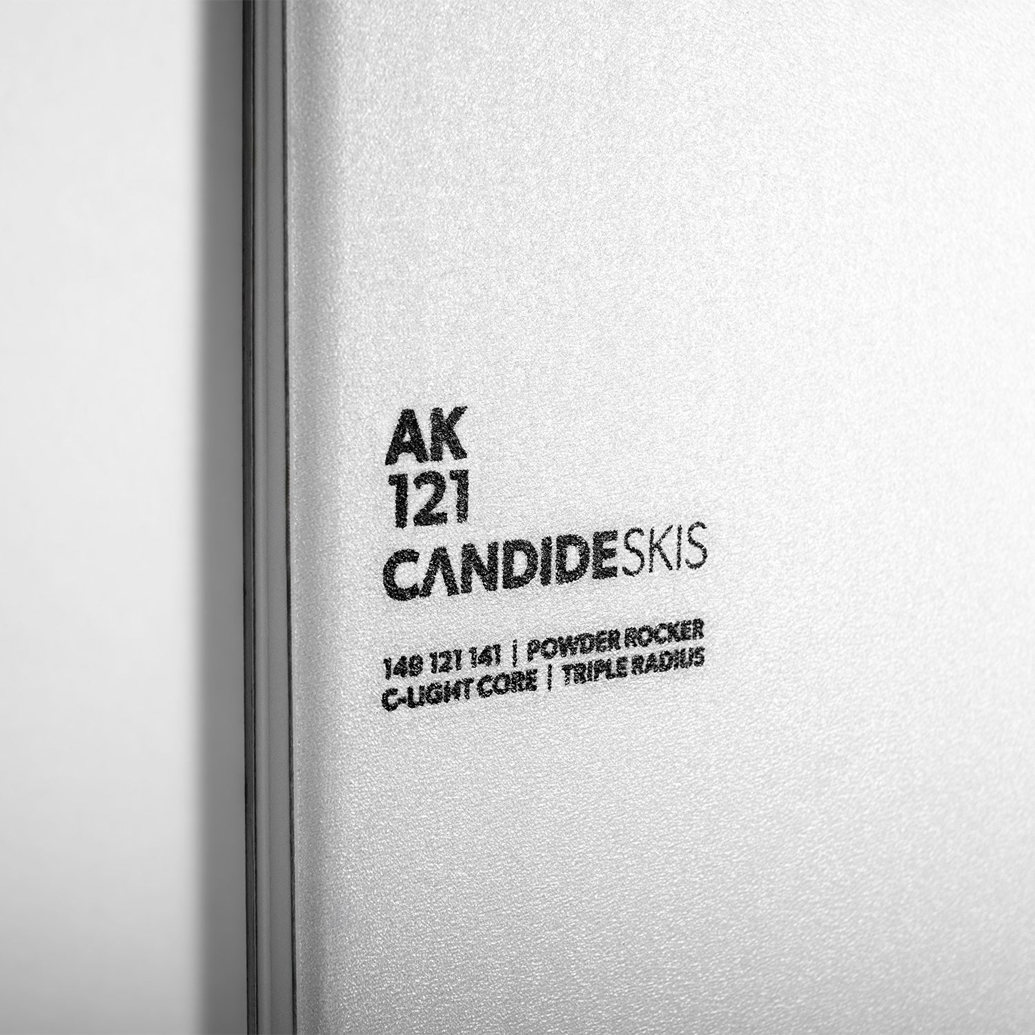 Nærbilde av skrift på hvite ski