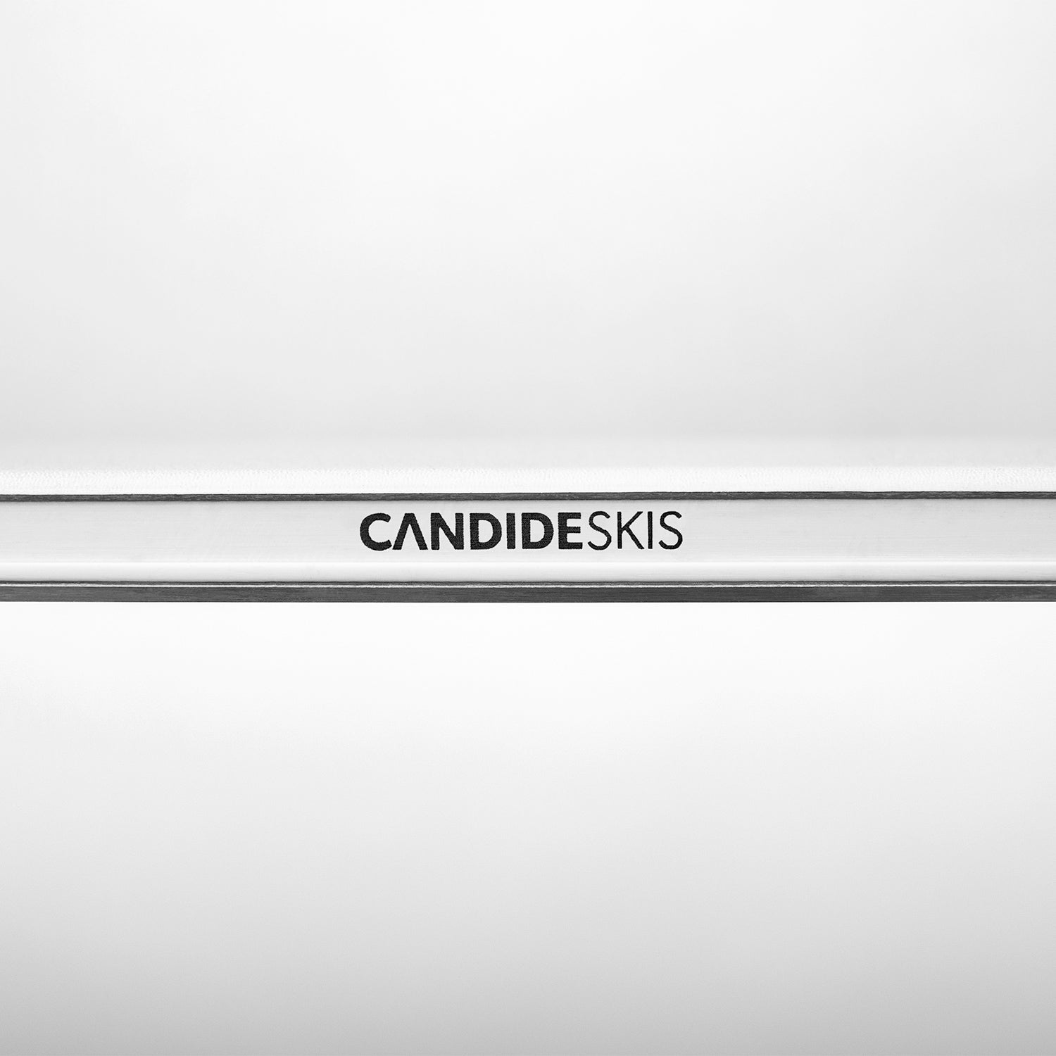 nærbilde av logo på siden av en ski