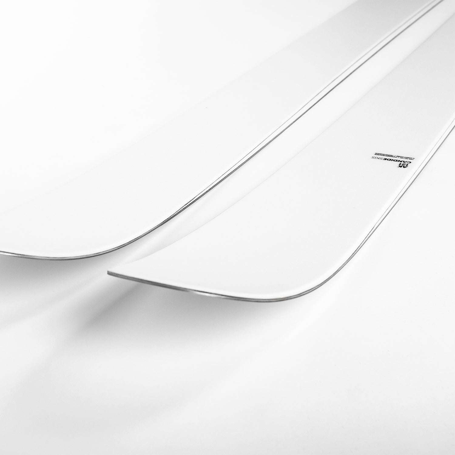 tuppet på noen hvite ski på hvit bakgrunn