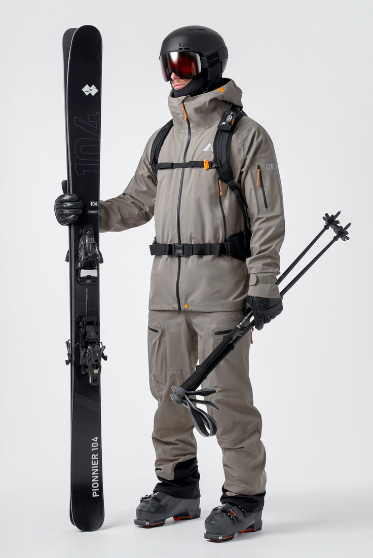 illustrasjon av en mann med fullt skiutstyr sammen med den grå jakken