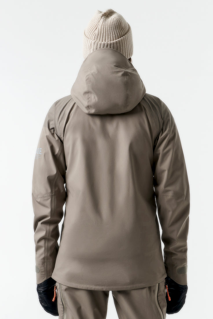 ryggen av en dame som har på en grå ski jakke