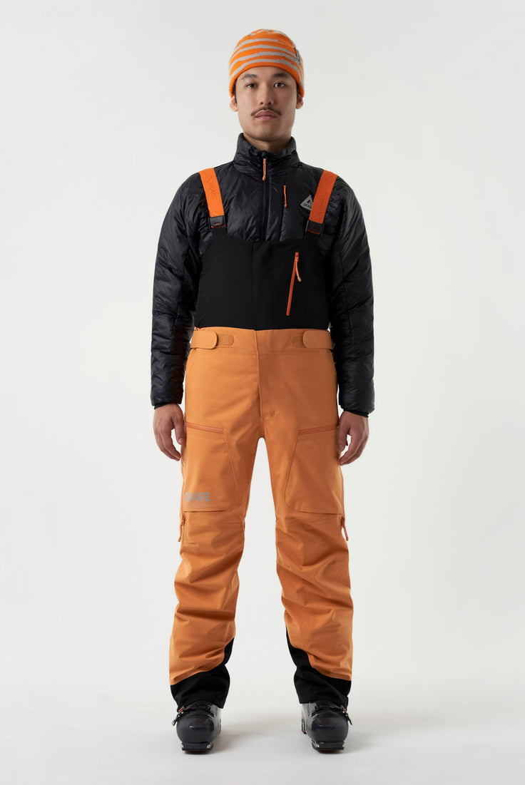 forsiden av en oransje ski bukse med svarte detaljer