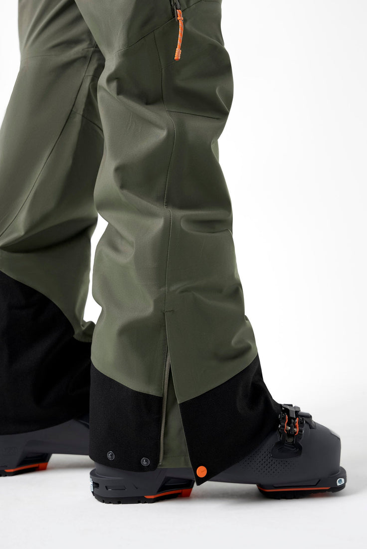 illustrasjon av hvordan en grønn ski bukse legger seg på slalomskoen